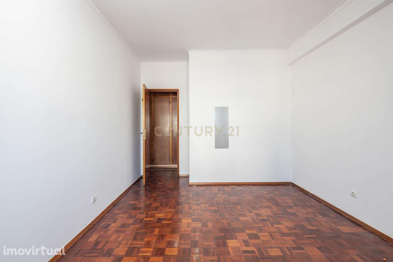 Apartamento T2 em Laranjeiro com vista desafogada e boa localização - Grande imagem: 4/18