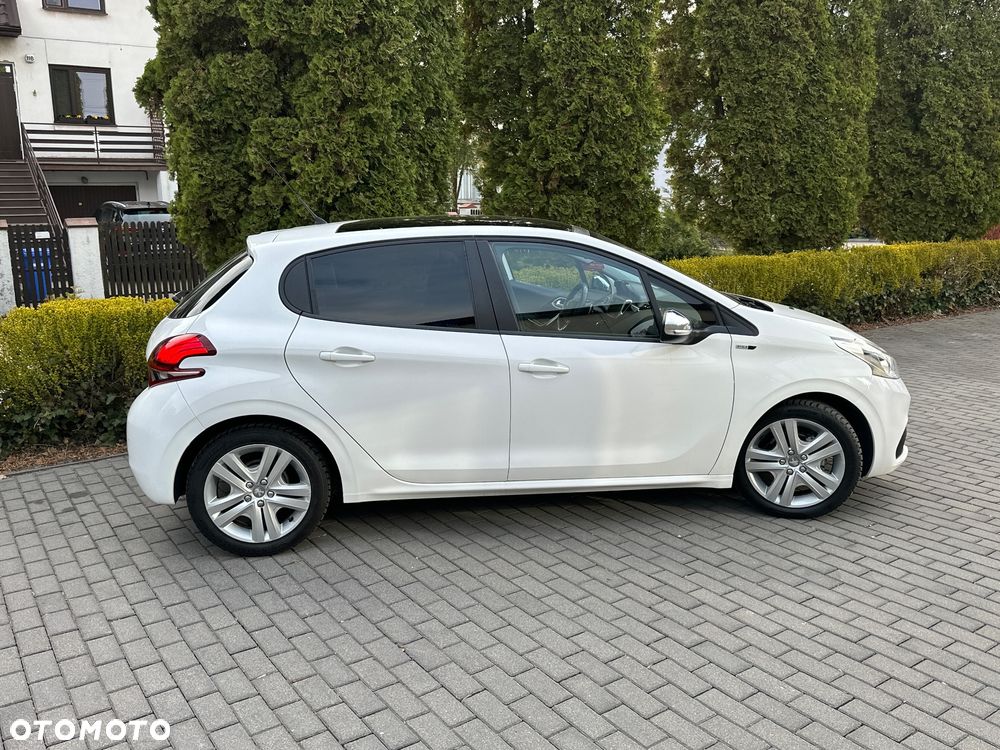 Peugeot 208 - 18