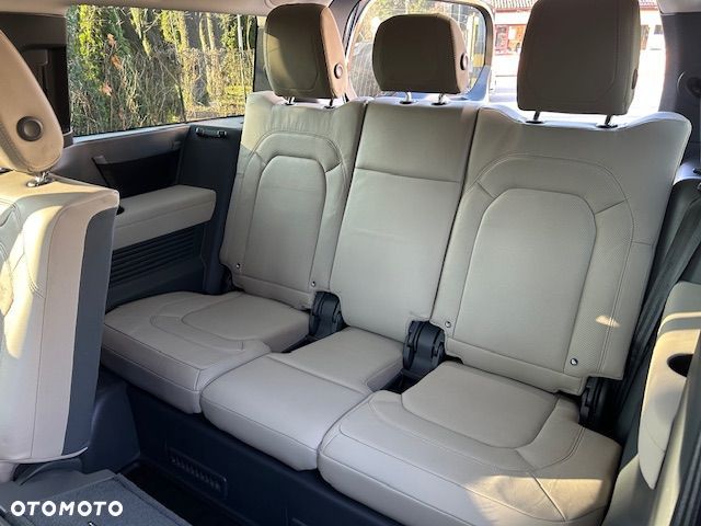 Land Rover Defender - 26