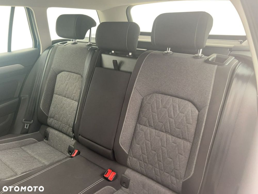 Volkswagen Passat - 12