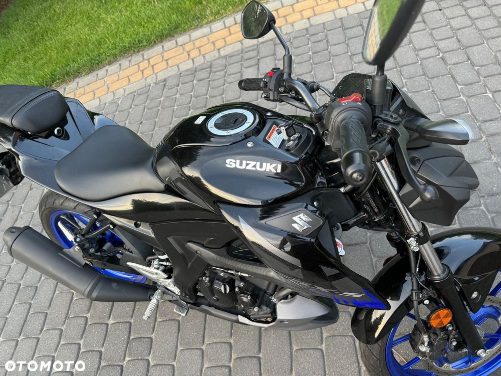 Suzuki GSX - 17