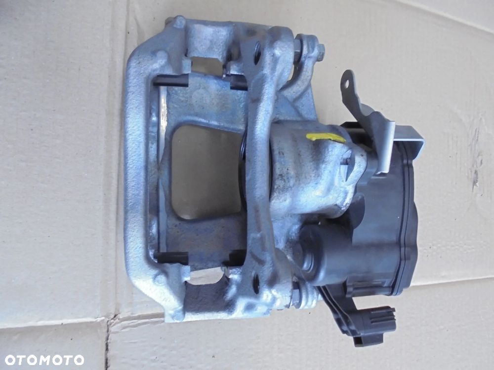 ZACISK HAMULCOWY TYŁ LEWY ELEKTRYCZNY FIAT DUCATO 2021- 52208198 - 2