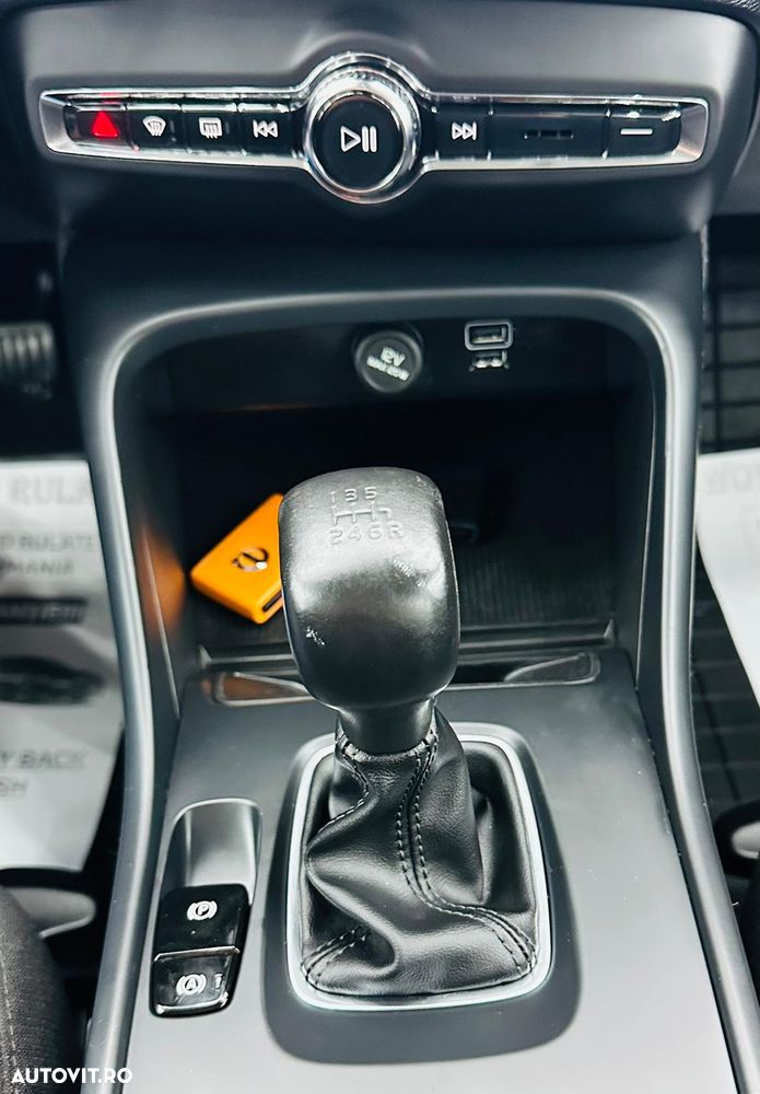 Volvo XC 40 T2 Momentum Core - 24