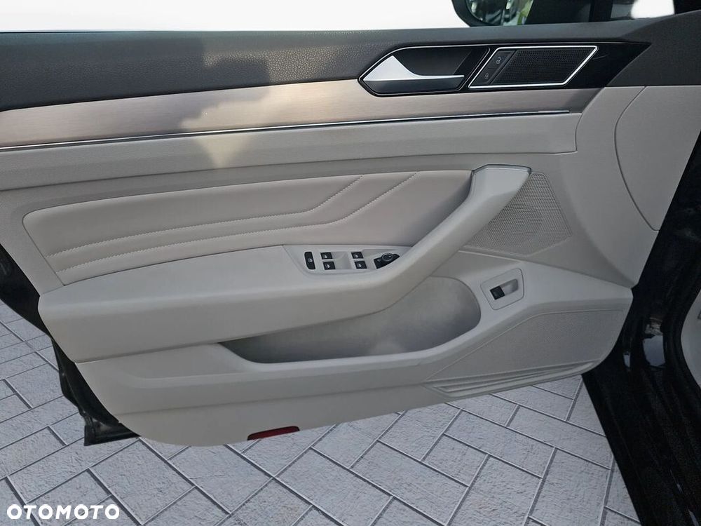 Volkswagen Passat 2.0 TDI Bi-Turbo BMT 4Mot Highline DSG - 24