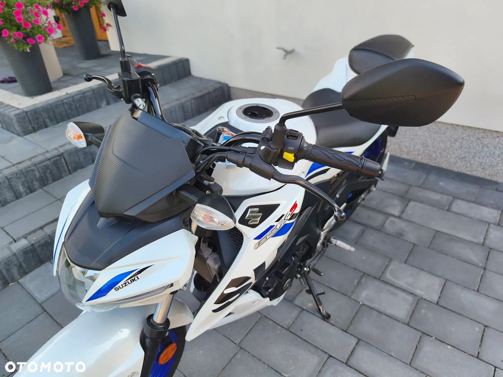 Suzuki GSX - 22