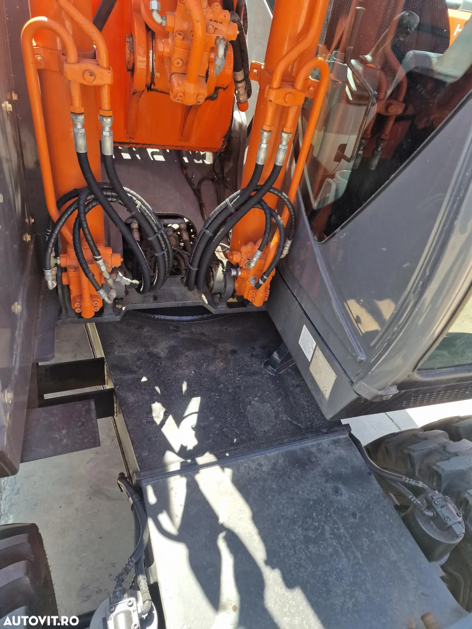 Hitachi PE ROTI, 16,5tone, 3 BRATE, 7.432h, CALE si lama nivelare, Inst picon, a doua instalatie hidr pe brate, AC, camera spate, cupa 1,2m, Ad sapare 6m, ridica  7t la 9m, hidraulica HITACHI, promotie 69.900 EUR+Tva-Posibilitate inchiriere. - 26