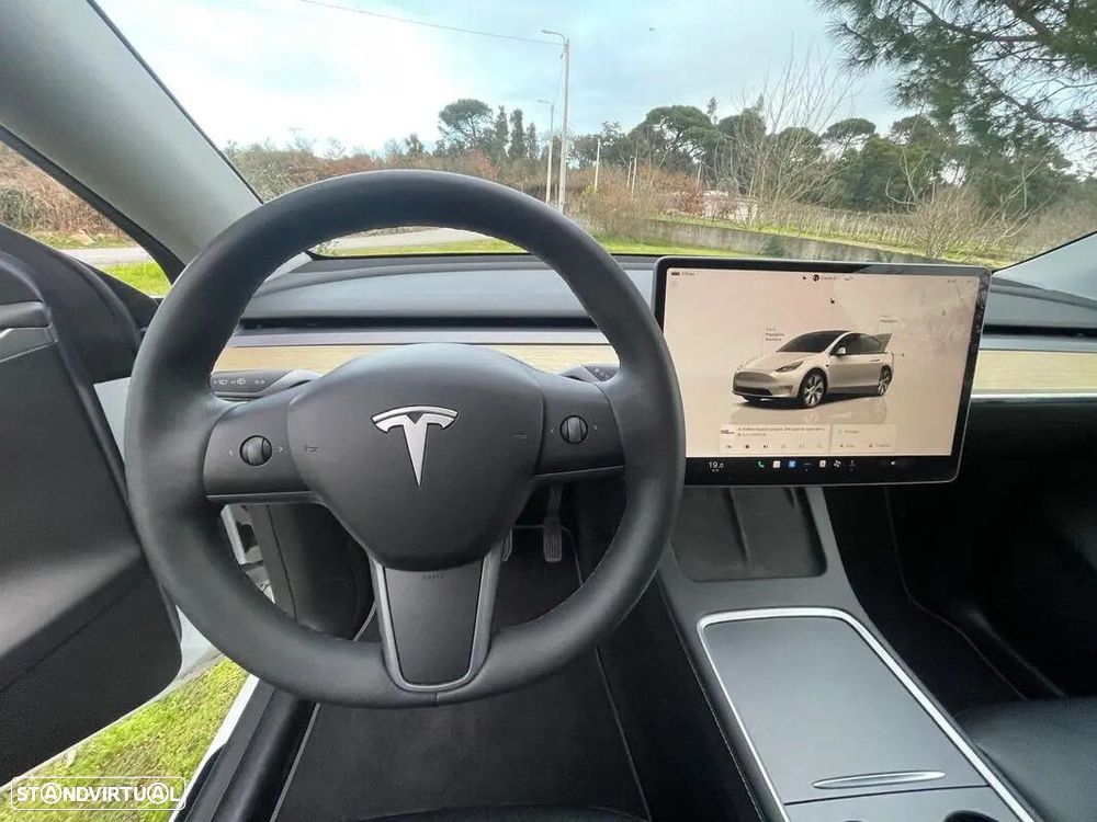 Tesla Model Y - 14