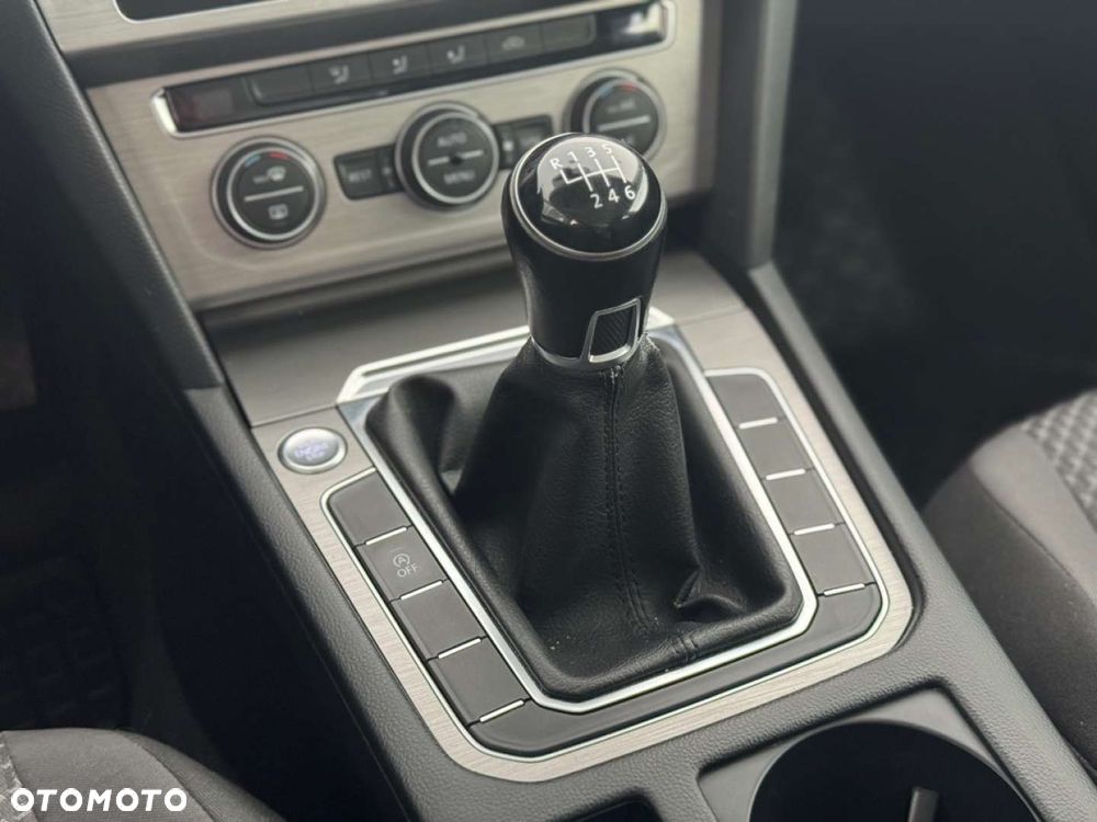 Volkswagen Passat 1.6 TDI BMT Comfortline - 29