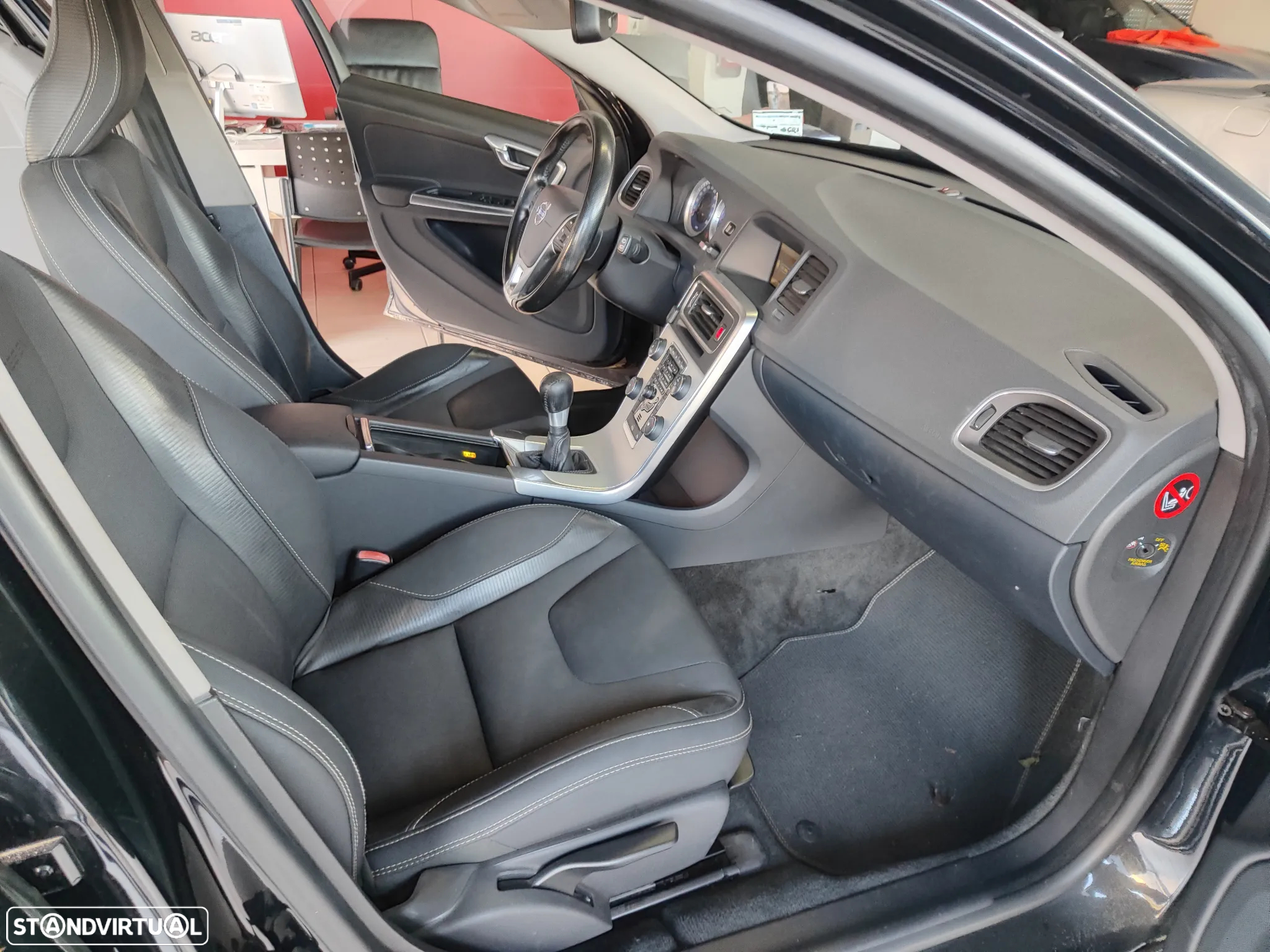Volvo V60 2.0 D3 R-Design Start/Stop - 17
