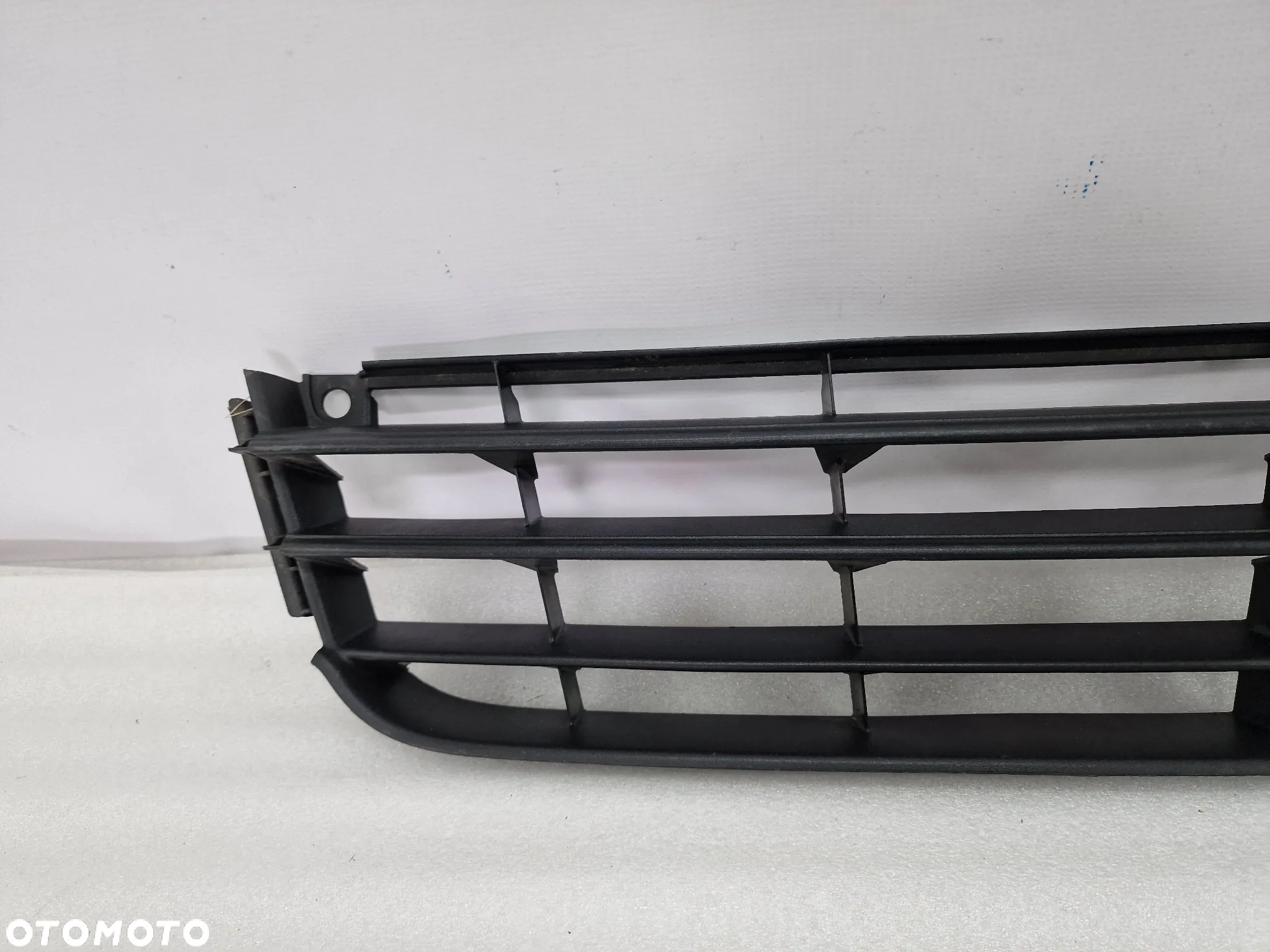 VW TOURAN I LIFT / CADDY 1T0 06-08 KRATKA ŚRODKOWA ZDERZAKA PRZEDNIEGO PRZÓD , NR 1T0853677 , NR AUKCJI KR256 - 4