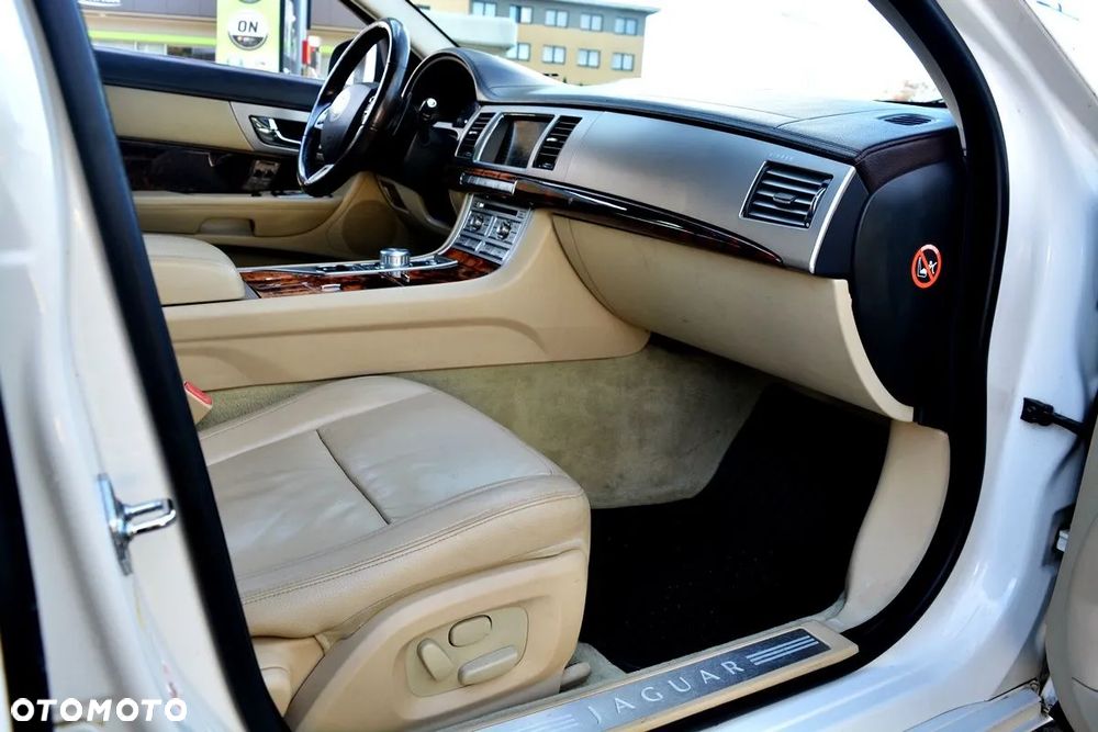 Jaguar XF 4.2 V8 Premium Luxury - 7