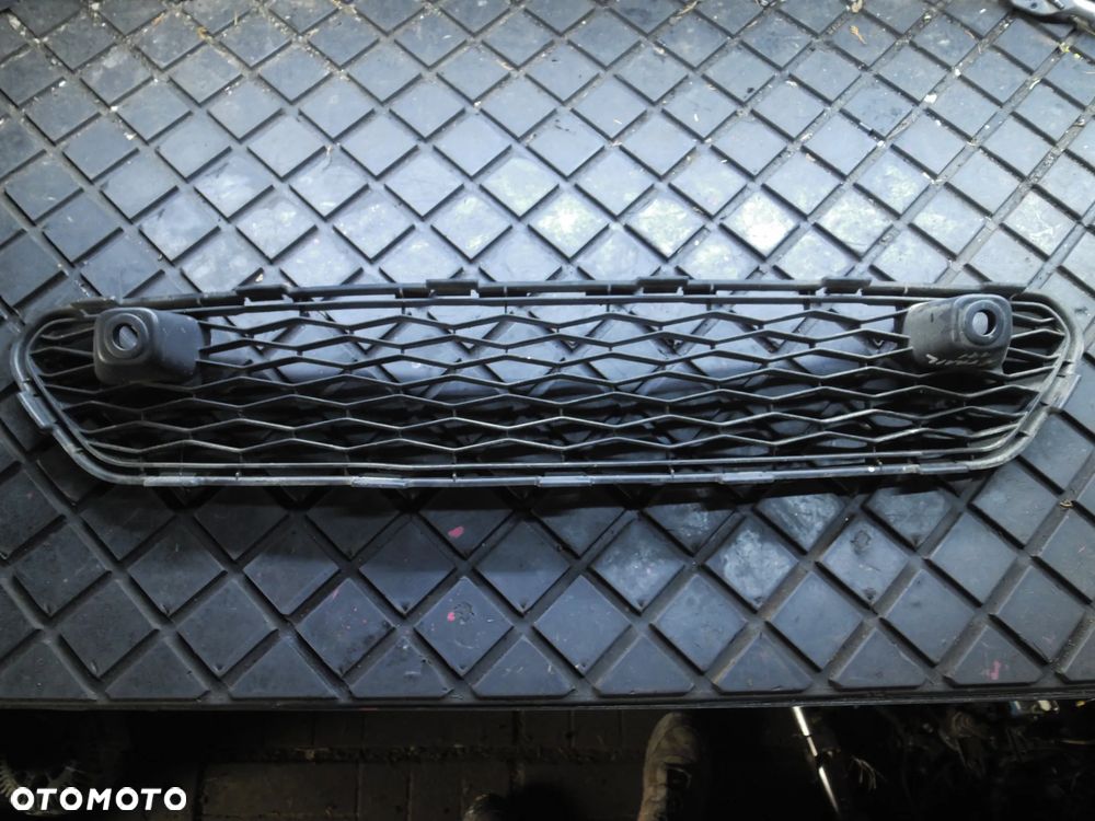 NISSAN X-TRAIL T32 KRATKA ZDERZAKA PRZÓD ŚRODKOWA - 1