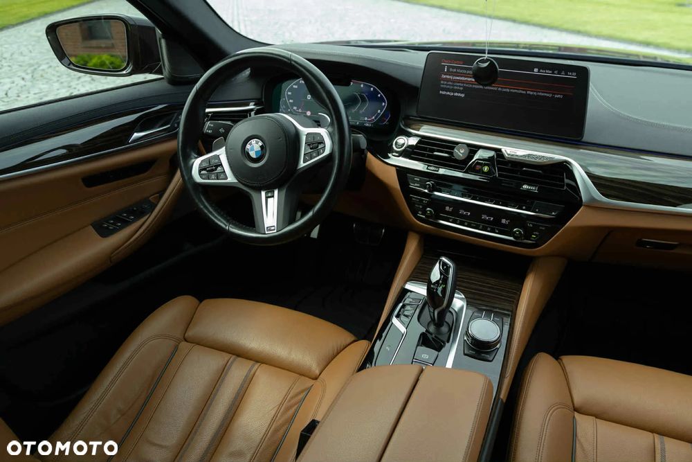 BMW Seria 5 M550i xDrive - 22