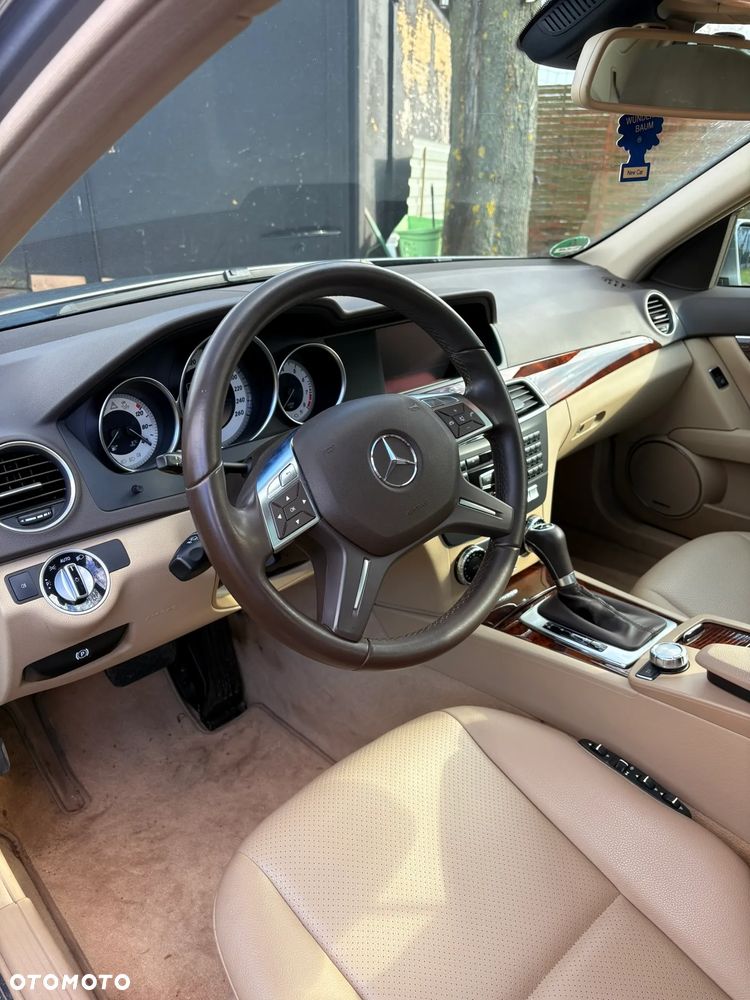 Mercedes-Benz Klasa C 180 CGI Automatik BlueEFFICIENCY Elegance - 16