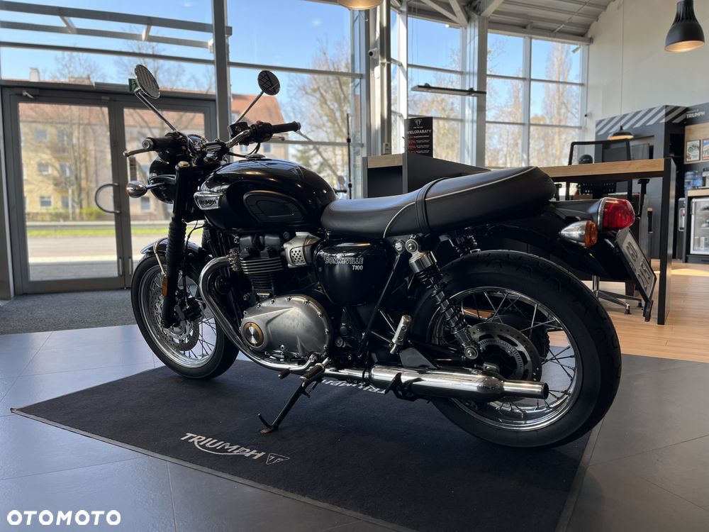 Triumph Bonneville - 4