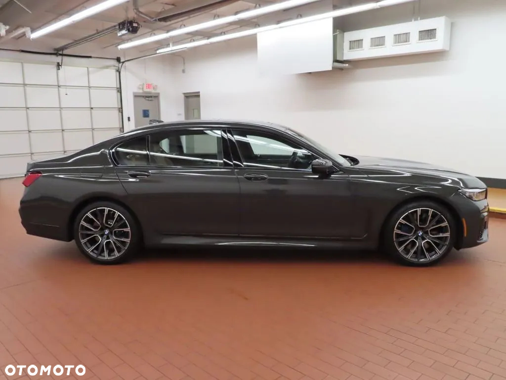 BMW Seria 7 750i xDrive sport - 36