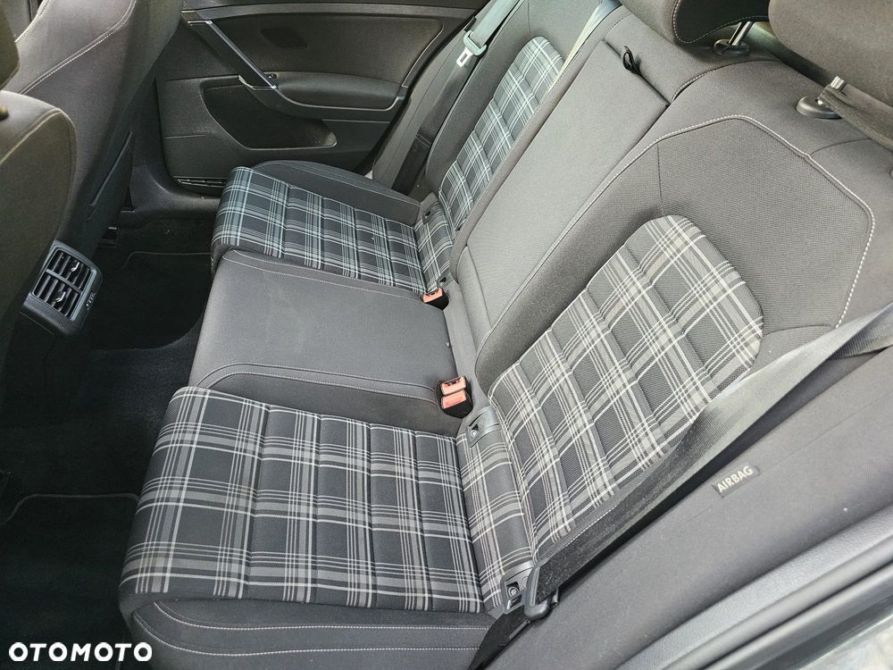 Volkswagen Golf - 16