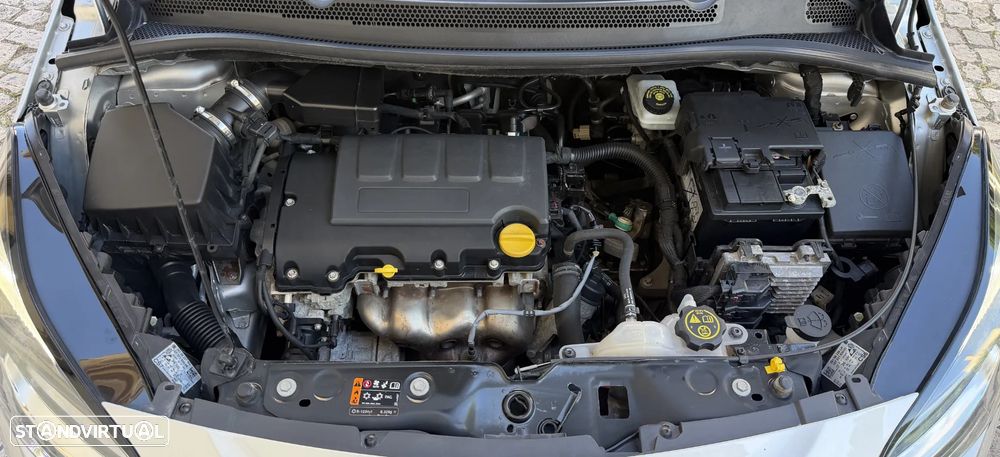 Opel Corsa 1.2 120 Anos - 28