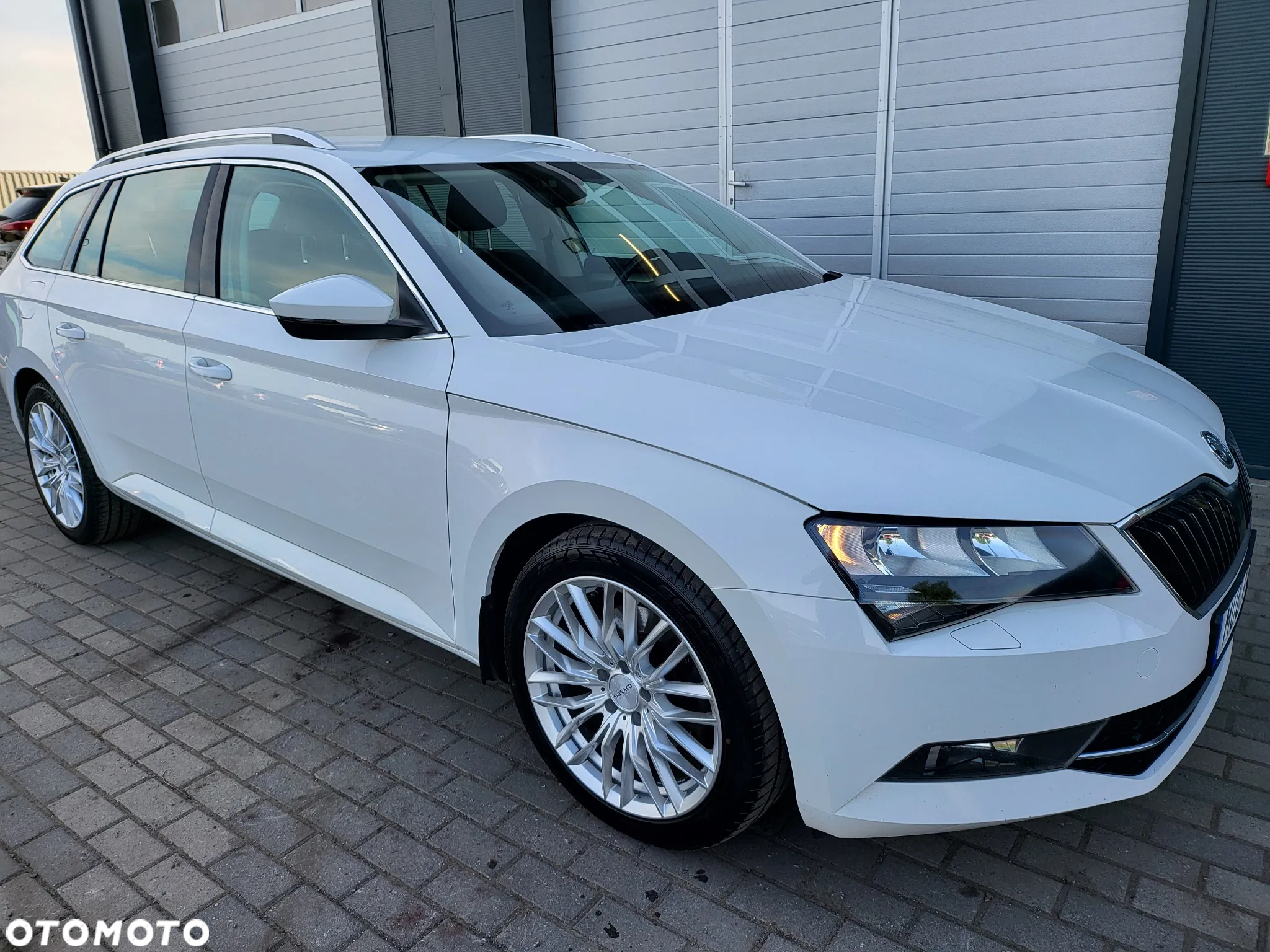 Skoda Superb Combi 2.0 TDI DSG Ambition - 37