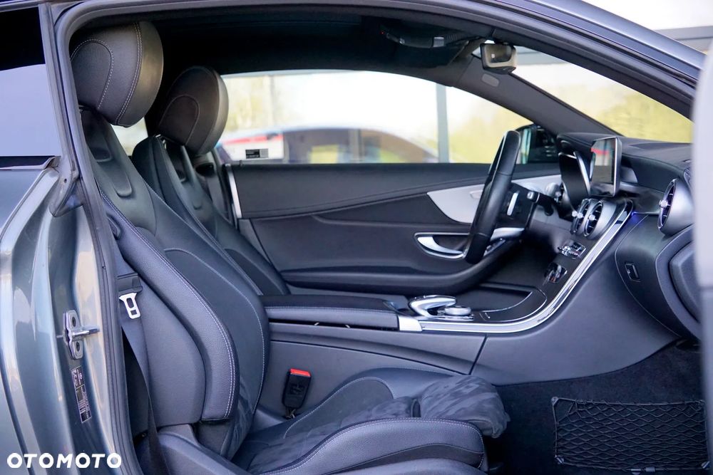 Mercedes-Benz Klasa C 300 9G-TRONIC - 22