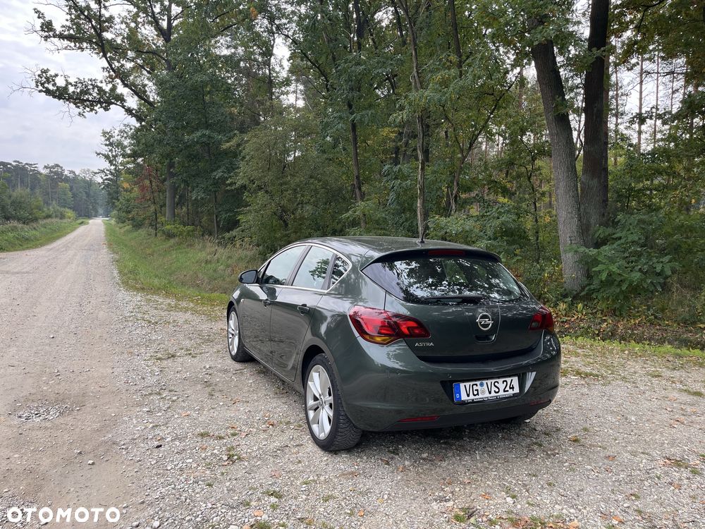 Opel Astra 2010 photo 4