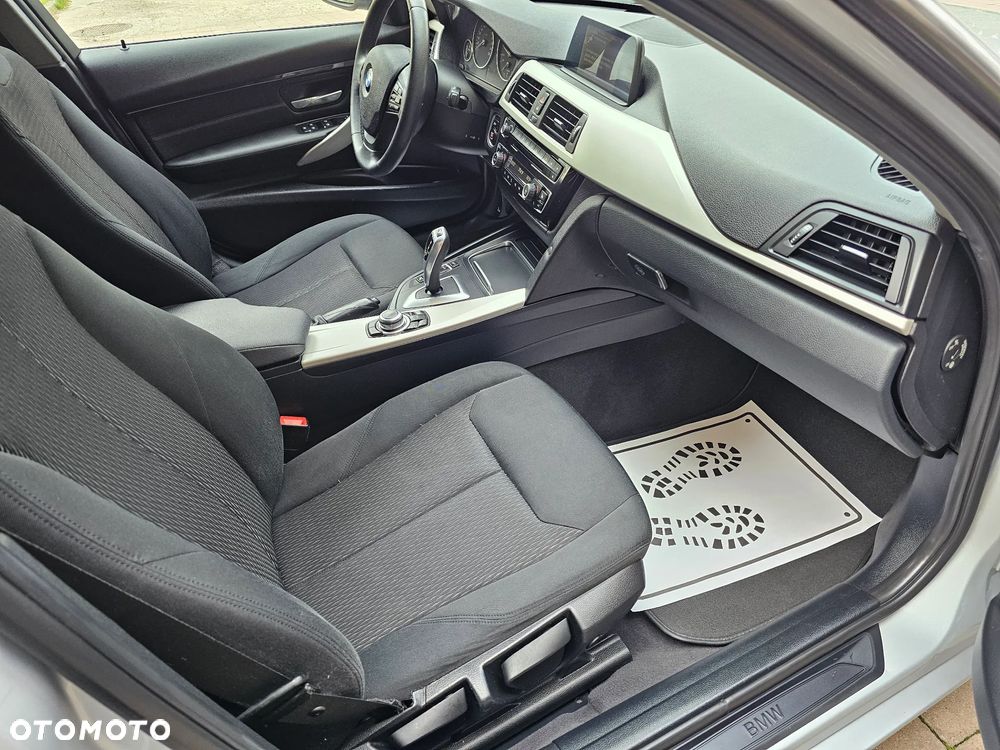 BMW Seria 3 318d Touring Sport Line - 32