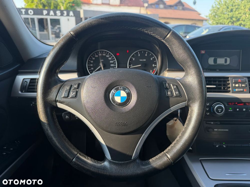 BMW Seria 3 320i - 25