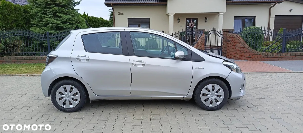 Toyota Yaris Hybrid 100 Dynamic - 2