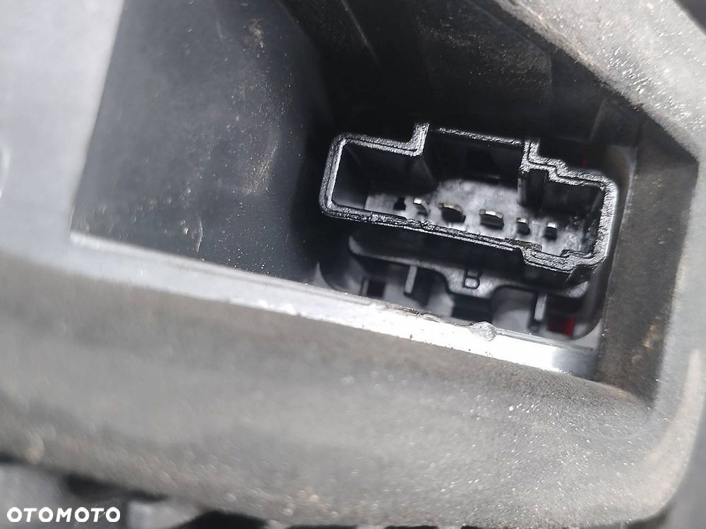 LAMPA TYLNA PRAWA PEUGEOT 407 SW 9641948680 KOMBI - 4