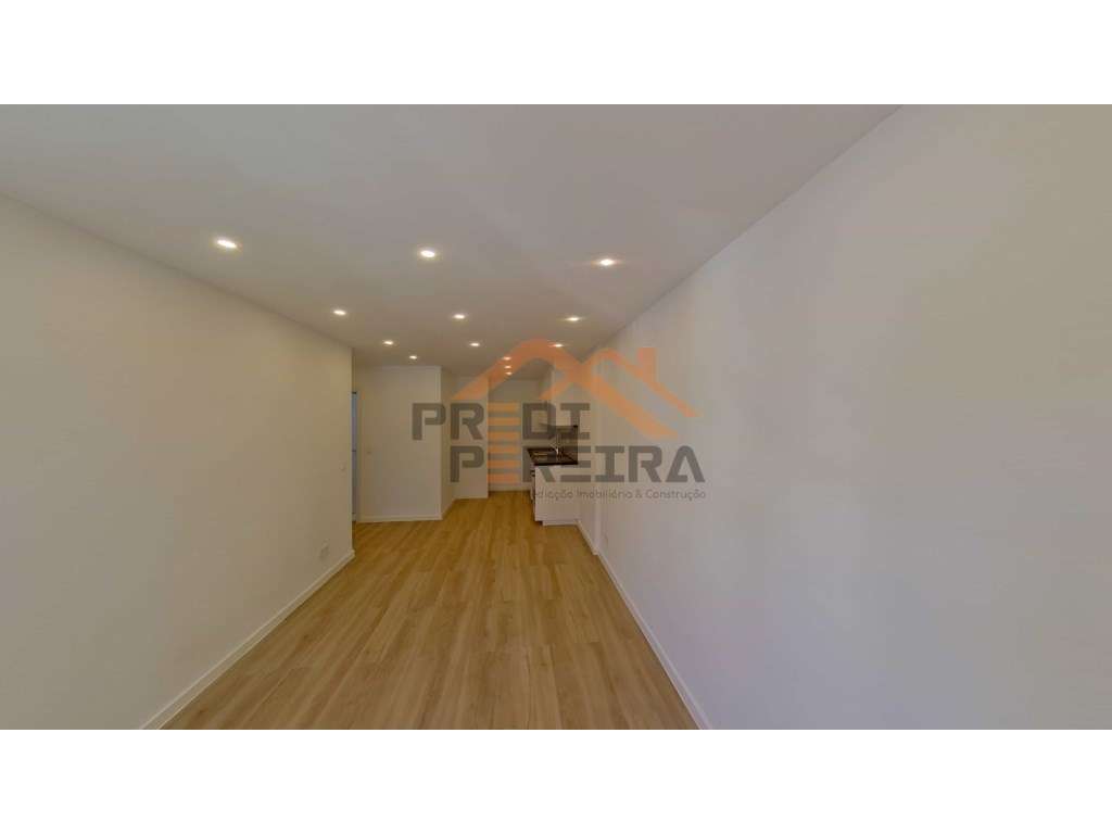 Apartamento T2, totalmente remodelado, situado em Queluz. - Grande imagem: 2/29