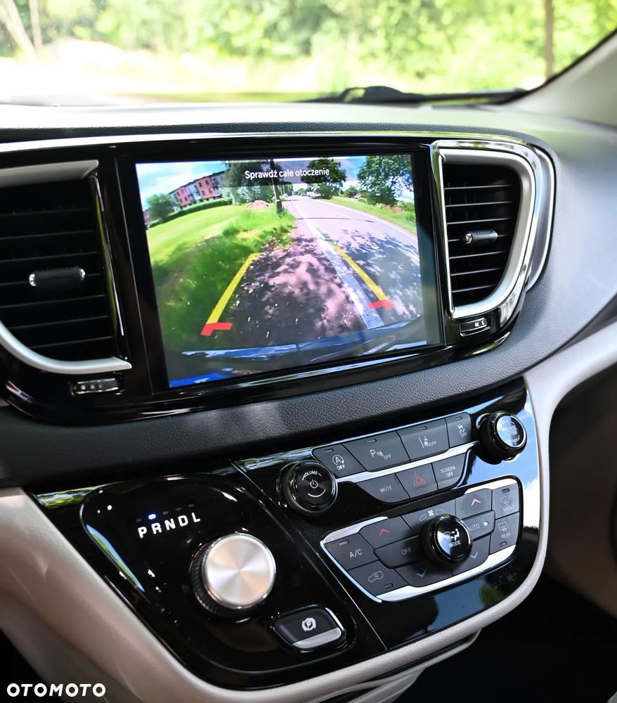 Chrysler Pacifica - 12