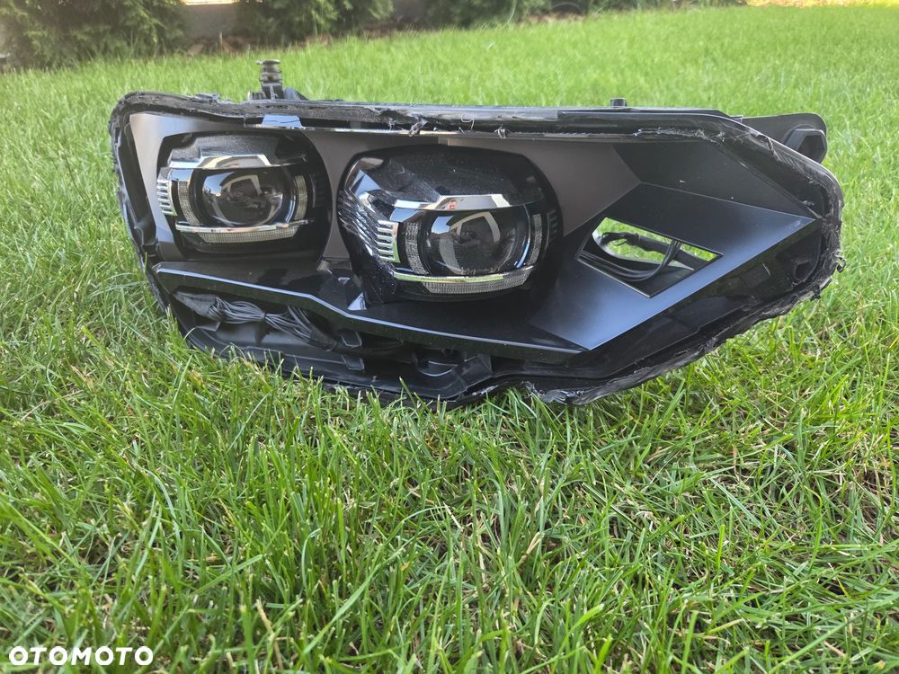 Uszkodzony prawy reflektor passat b8 - 2