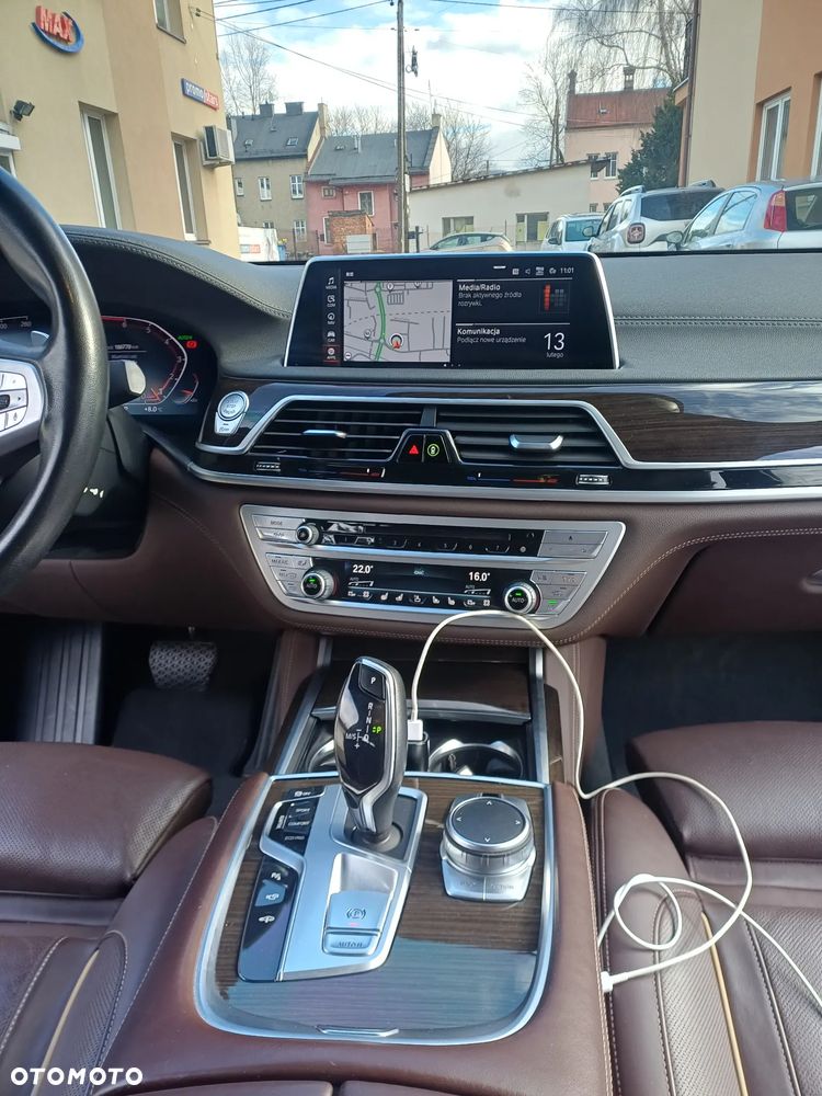 BMW Seria 7 750i xDrive - 14