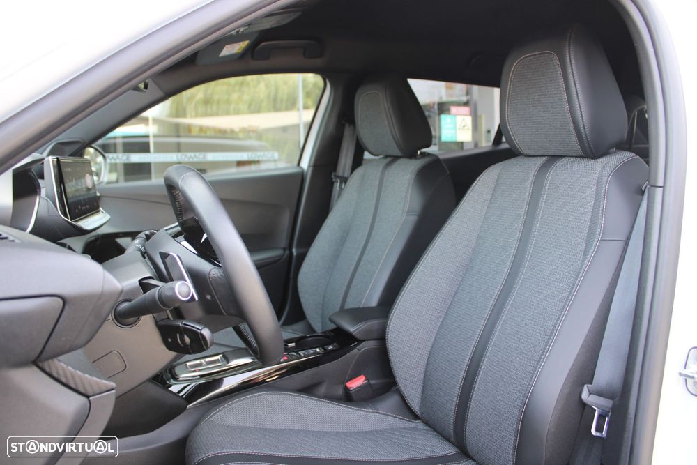 Peugeot 2008 1.2 PureTech Allure EAT8 - 6