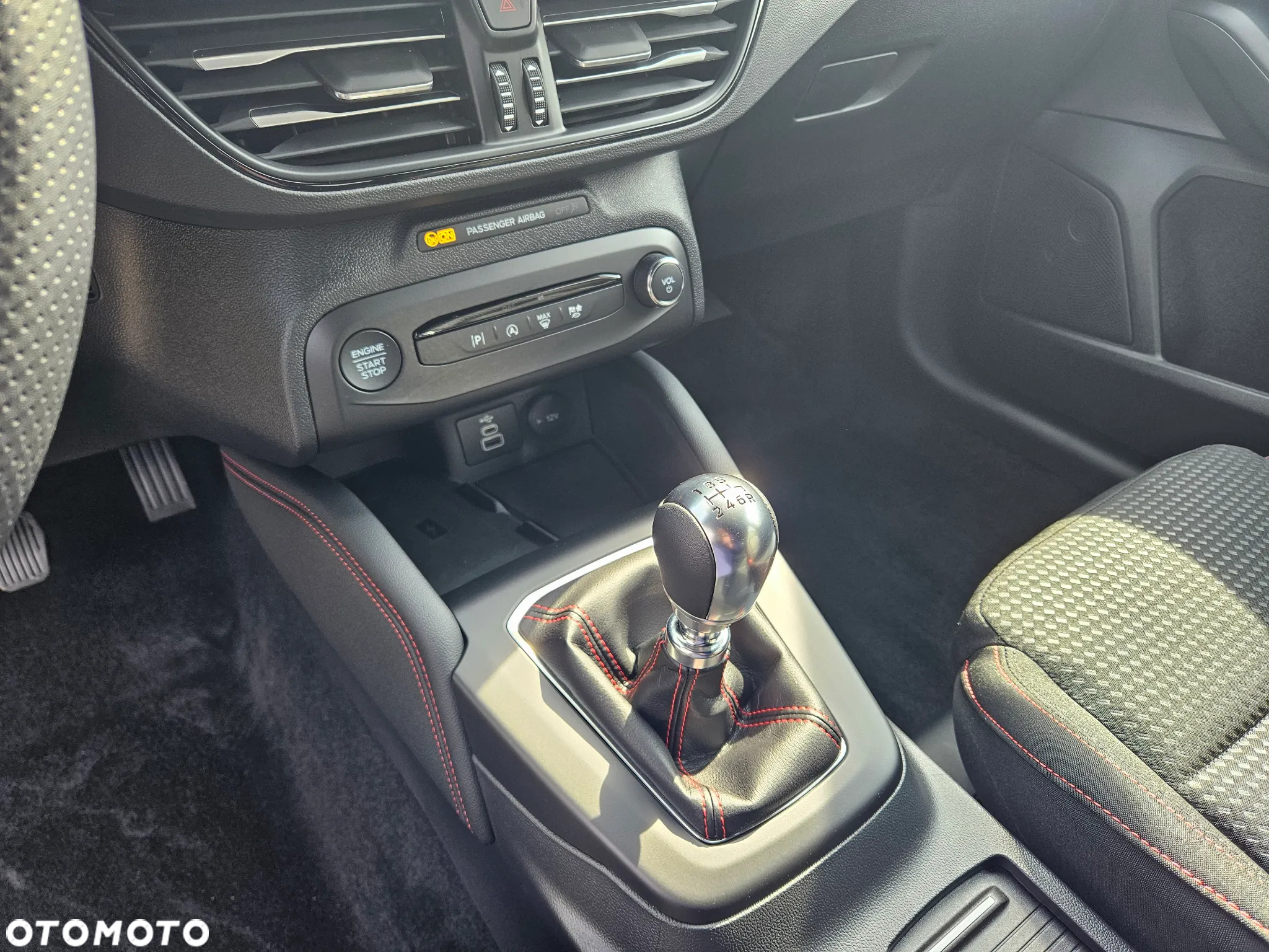 Ford Focus 1.0 EcoBoost mHEV ST-Line X - 25