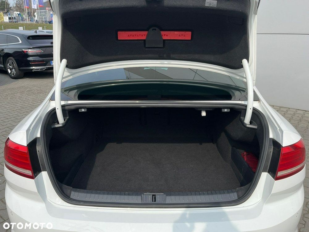 Volkswagen Passat - 33