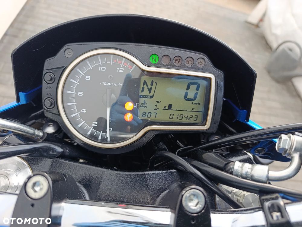 Suzuki GSR - 33