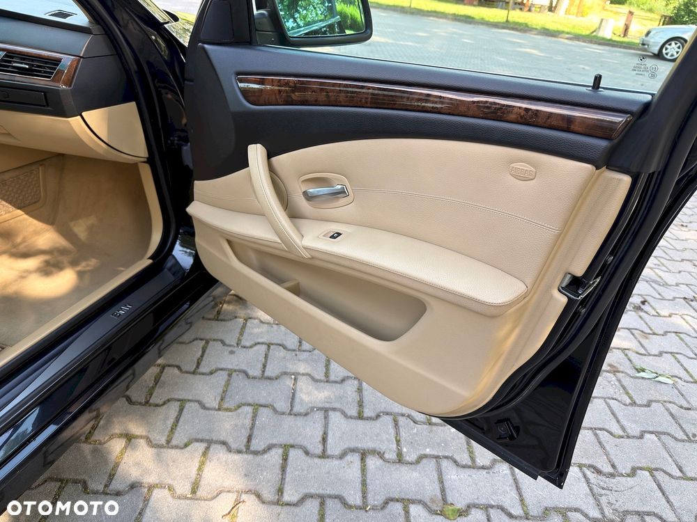 BMW Seria 5 525xd - 25