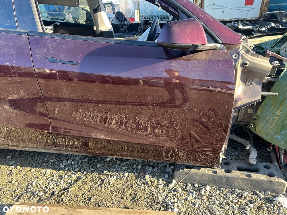 DRZWI PRZEDNIE PRAWE TESLA MODEL Y Cherry Red. EU.