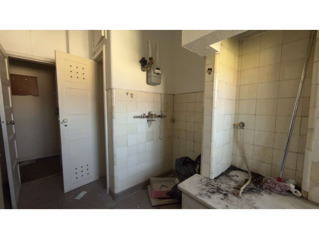 Apartamento T4 para Remodelação Total em Alvalade - Lisboa - Grande imagem: 3/28