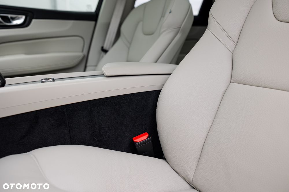 Volvo XC 60 B5 B AWD Plus Dark - 32