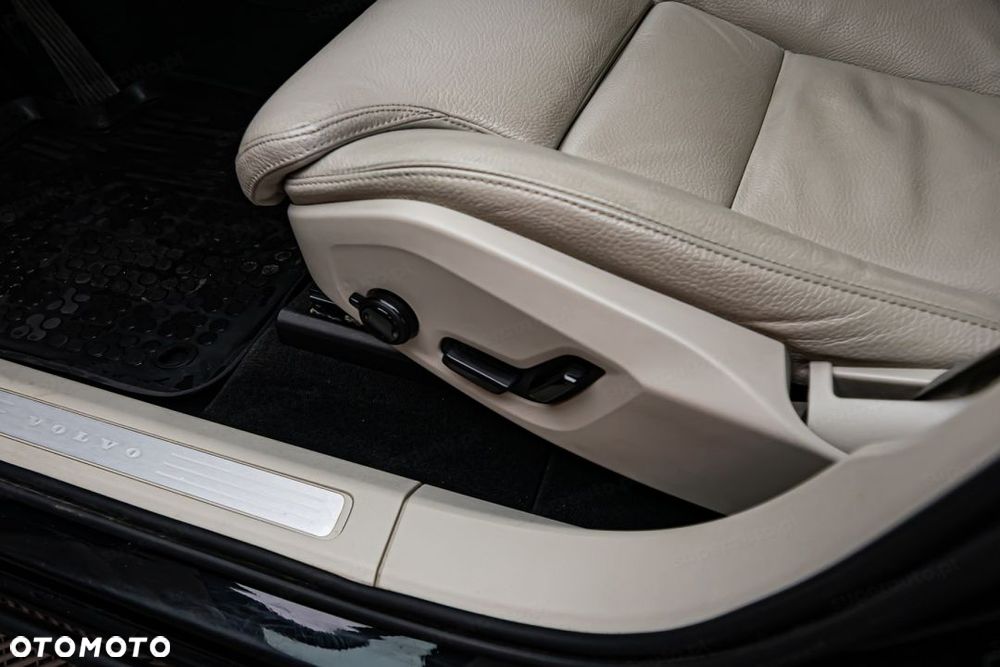 Volvo XC 60 B4 D AWD Momentum Pro - 8