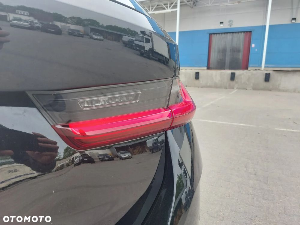 BMW Seria 3 318d Touring Sport Line - 31