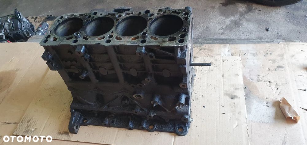 Silnik blok silnika słupek dół VW Passat B6 2.0 TDI BMP 03G103021R - 5