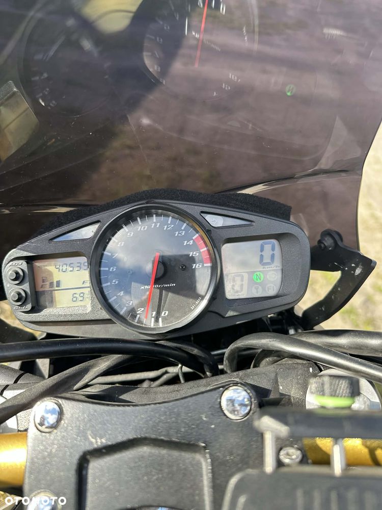 Suzuki GSR - 10
