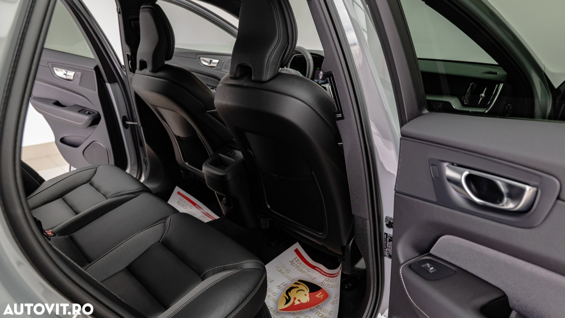 Volvo XC 60 B4 MHEV AT AWD Plus Dark - 15