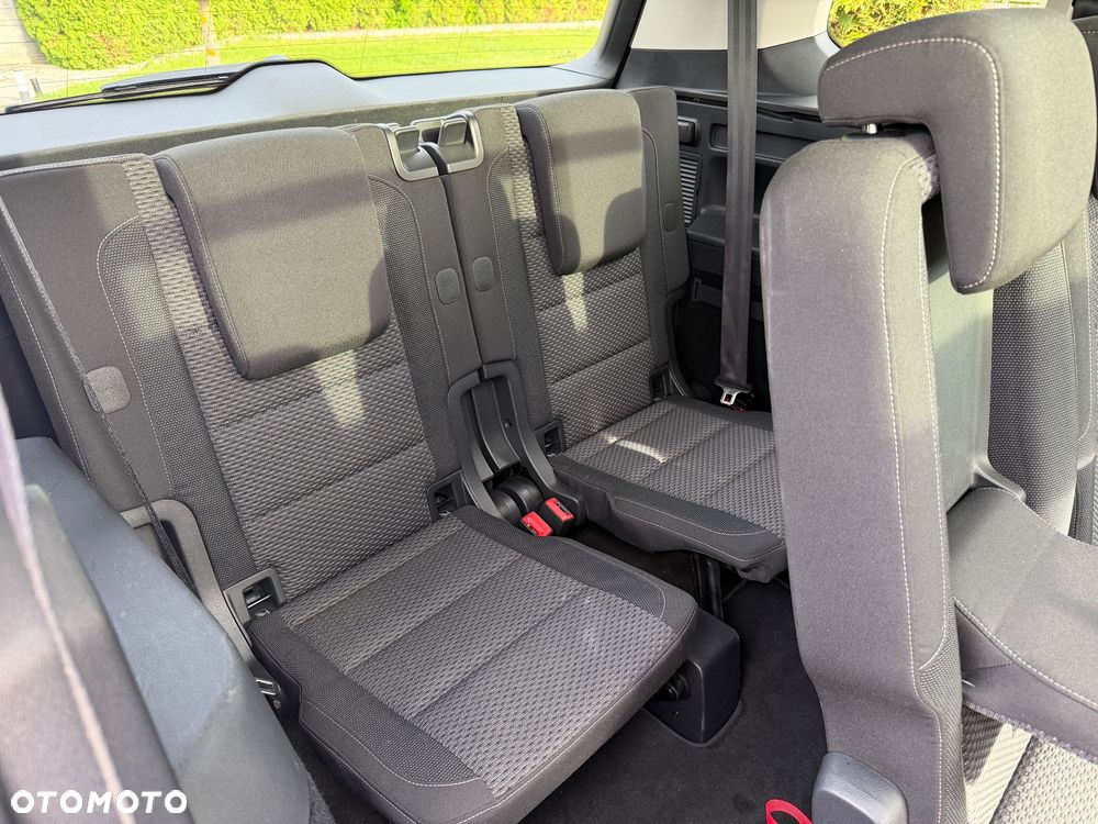 Volkswagen Touran - 33