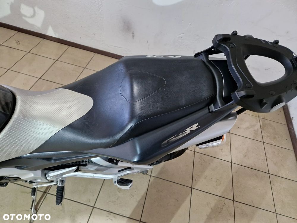 Suzuki GSR - 19