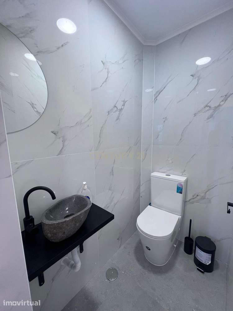 ARRENDAMENTO | APARTAMENTO RENOVADO COM TERRAÇO E VARANDAS - EXCELENTE - Grande imagem: 4/25