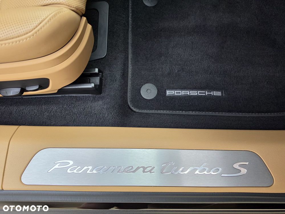 Porsche Panamera - 24